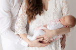 Lachendes Paar mit Baby